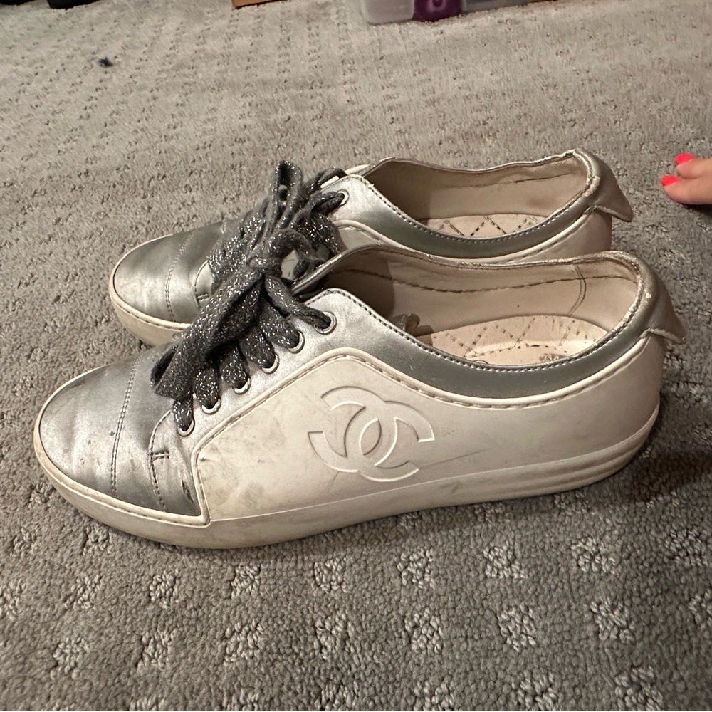 Sleek Silver Sneakers with Cushioned Sole and Breathable Mesh